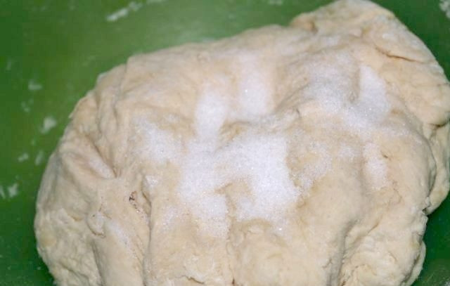 1. Этап. Быстрые мини пиццы: 2. Все перемешайте и замесите мягкое тесто. Посыпьте тесто солью и снова хорошо вымесите.