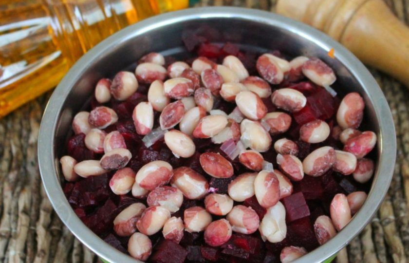 1. Этап. Винегрет с грибами и фасолью: Остается добавить готовую фасоль и заправить винегрет ароматным подсолнечным маслом. Соль и перец добавляем по вкусу.