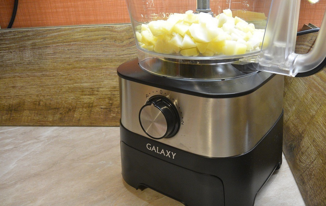 1. Stage. An appetizer on sweet beet slices: Cut the boiled potatoes into cubes. I did this with a food processor.