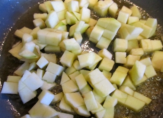 1. Этап. Пирожки с творогом и яблоками: Пока тесто отдыхает, мы ставим на огонь сковороду, выкладываем на нее оставшееся масло, сахар и вливаем минеральную воду, из всего этого делаем карамель. Когда масса загустеет, выкладываем в нее очищенное от кожуры и нарезанное кубиками яблоко, обжариваем его пару минут, выключаем огонь и оставляем все остывать.