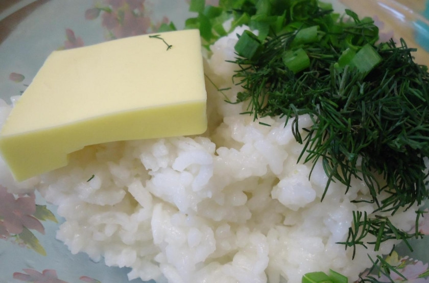 1. Этап. Курник из бездрожжевого теста: 1. Делаю первую начинку: отвариваю рис, затем перекладываю его в миску. Мою и нарезаю мелко немного зелени (укроп и зеленый лук), кладу сливочное масло.