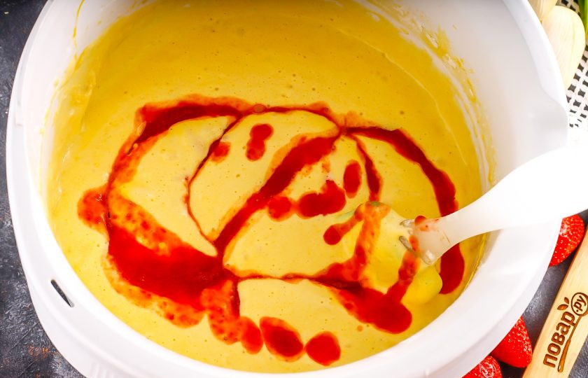 1. Этап. Японский торт с клубникой: 150 грамм клубники промойте и удалите хвостики. Измельчите с помощью погружного блендера или измельчителя. Влейте массу в тесто и аккуратно перемешайте.