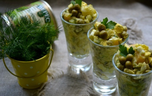 1. Этап. Салат Mинутка: Свежую зелень измельчаем и смешиваем ее со сметаной, заправляем салат сметанной заправкой, солим его и перчим, перемешиваем все. Салат 