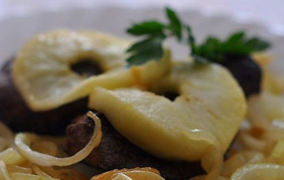 1. Этап. Печень с яблоками: Готовому блюду дать немного 