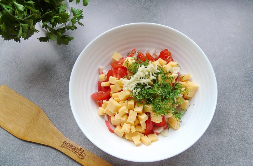 1. Этап. Салат Эдем: Любой твердый сыр по вкусу нарежьте небольшими кубиками. Добавьте нарезанный укроп.