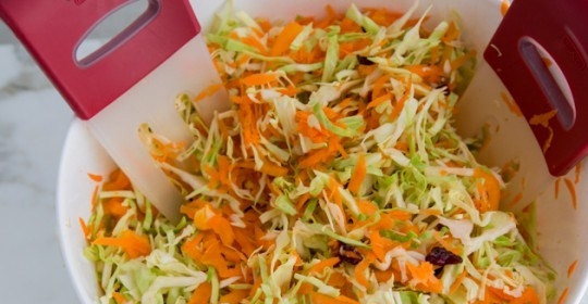 1. Этап. Капустный салат с клюквой: Перемешайте морковь, капусту и клюкву.