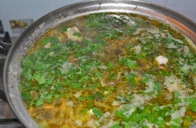 1. Этап. Щавелевый борщ: Нарезаем вареные яйца кубиками, мелко нарезаем зелень и отправляем все это в кастрюлю с борщом. Готово! Пора к столу!