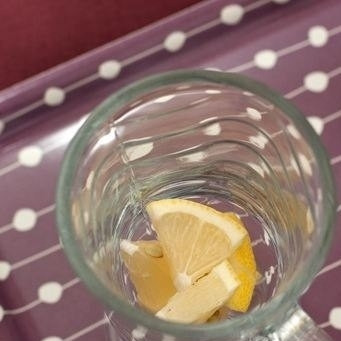 1. Этап. Имбирный чай с клубникой: В чашки или бокалы, из которых будем пить чай, кладем немножко кубиками нарезанного лимона.