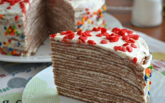 1. Этап. Блинный торт с шоколадом: Соберите торт, намазывая каждый блин кремом и укладывая их один на другой. Также промажьте по бокам и украсьте по желанию. Приятного аппетита!