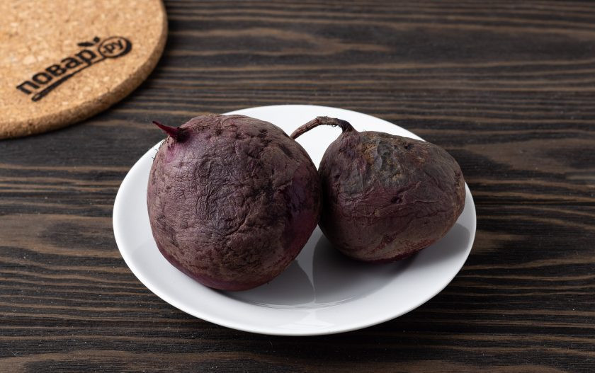 1. Этап. Свекла по-грузински на зиму: Свеклу отварите в горячей воде примерно 45-50 минут.