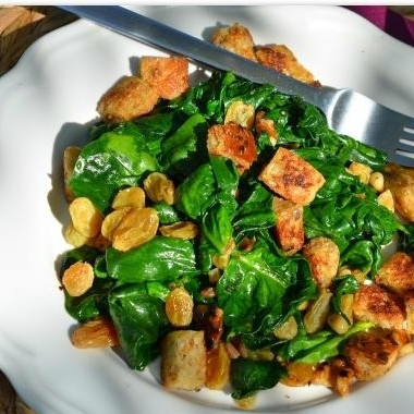 1. Этап. Салат из шпината, изюма и кедровых орешков: Раскладываем по тарелочкам, добавляем обжаренные кубики хлеба, при желании можно посолить-поперчить или полить оливковым маслом. Готово!