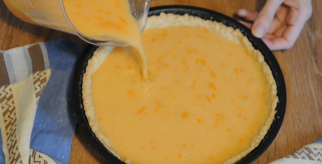 1. Stage. Tart with red orange filling: Pour the filling onto the cooled pie base. Bake in the oven for 10 to 20 minutes, then let the pie cool to room temperature. Put it in the fridge overnight, so that the filling thickens. You can decorate with orange slices before serving. Bon appetit!