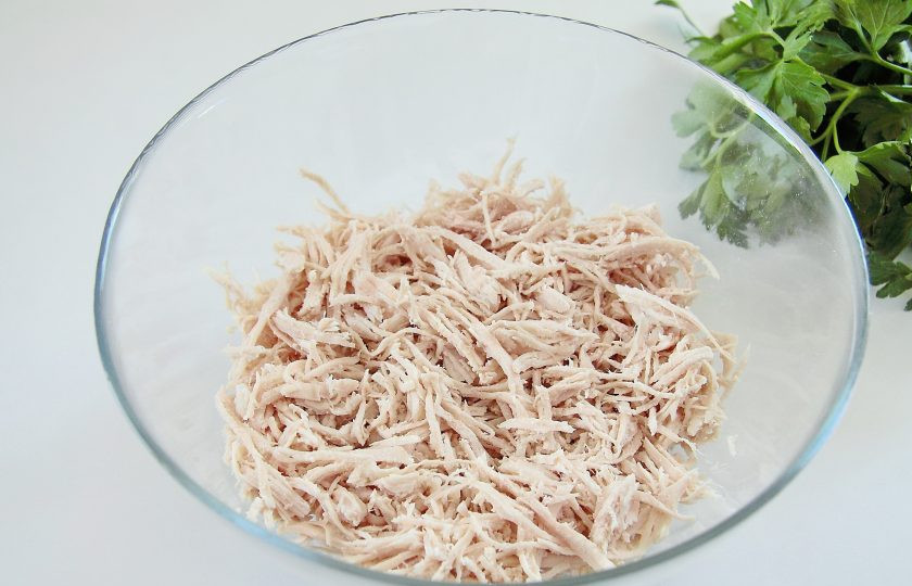 1. Этап. Салат из индейки с ананасом: Филе индейки отварите в подсоленной воде около часа, после чего слегка остудите и разберите вилкой на волокна.