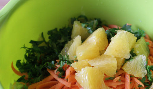 1. Этап. Капустный салат с апельсином: Смешать всё это в салатнике.