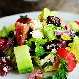 Греческий салат с базиликом