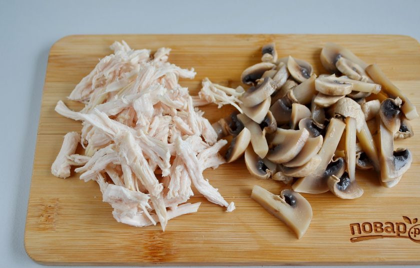 1. Этап. Английский салат: Остывшее мясо разберите на волокна. Вареные грибы порежьте на половинки, потом слайсами.