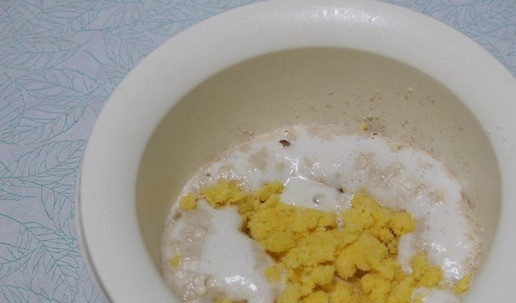 1. Этап. Булочки с кукурузной полентой: Добавляем в опару поленту и миксером тщательно перемешиваем. Добавляем оставшуюся муку и цельнозерновую, соль и перемешиваем миксером насадкой крючки. Тесто очень липкое, поэтому руками не месить и муку не добавлять! В конце влить оливковое масло и еще раз перемешать.