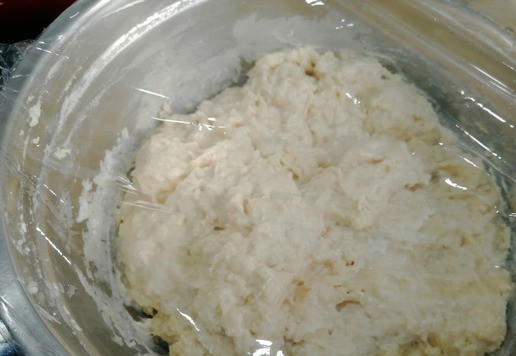 1. Этап. Булочки из безопарного дрожжевого теста: Накрыть пищевой пленкой и поставить в теплое место для подъема.