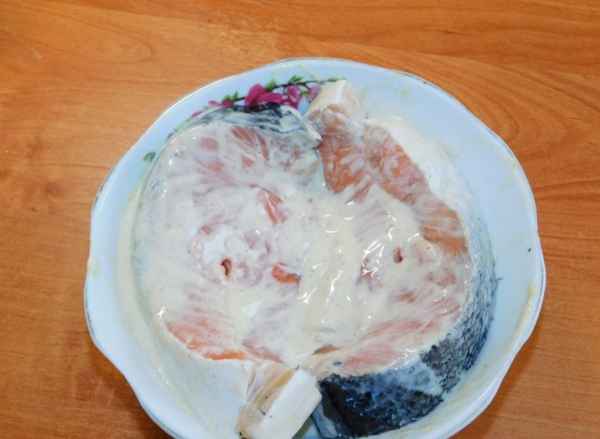 1. Этап. Лосось в лимонно-горчичном маринаде: Обмажьте рыбу маринадом и оставьте мариноваться на час.