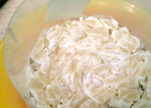 1. Этап. Салат с курицей, ананасами и грецкими орехами: Сверху кладем половину ананасов.