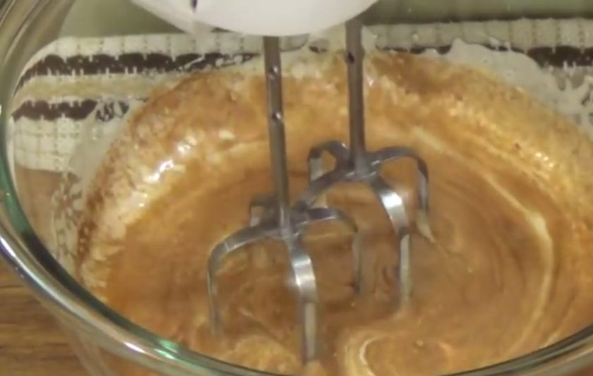 1. Этап. Пирог из тыквы по-английски: 4. Приготовьте начинку: взбейте яйца с помощью миксера, добавьте к ним сахар и взбейте до состояния пены. Добавьте молоко, цедру половины лимона, мускатный орех, тертый имбирь, корицу и коньяк.