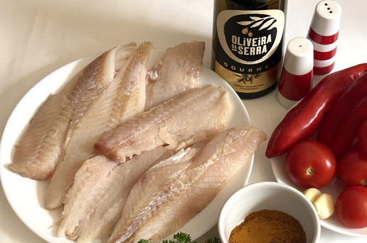 1. Этап. Карри с рыбой и овощами: Приготовить ингредиенты. Рыба у меня - филе красного окуня, помидоры коктейльные, если брать большие - хватит 2 штуки. Лук, чеснок и сладкий перец нарезать мелкими кубиками.