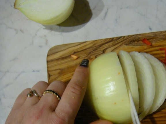 1. Этап. Баранина в сладком соусе: Порежьте перец, лук, морковь и чеснок.