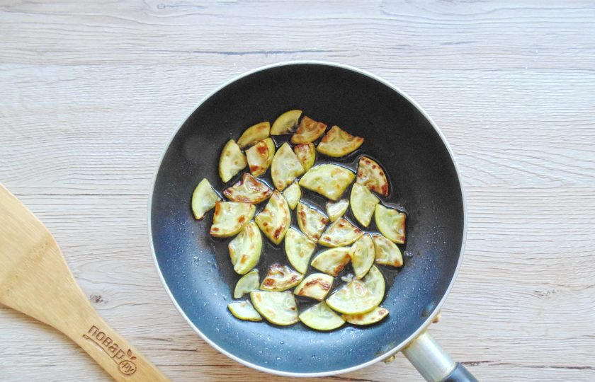 1. Этап. Салат с гречкой и овощами: Обжарьте кабачок до золотистой корочки.