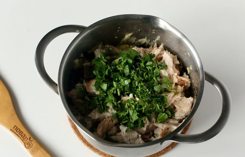 1. Этап. Фишкейки: Добавьте рубленую петрушку, соль и молотый перец по вкусу.