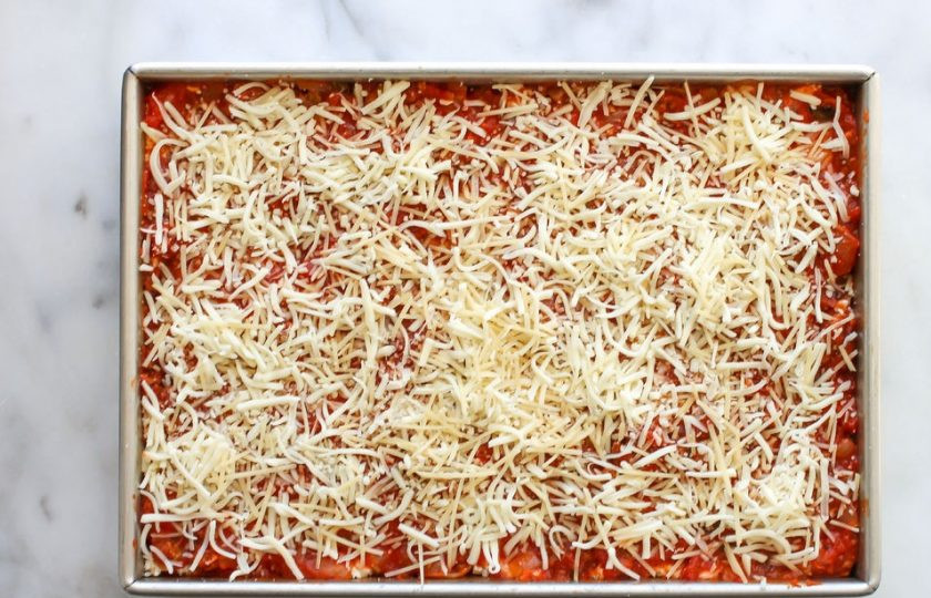 1. Этап. Вкусная лазанья: В конце должен оказаться соус, а потом натрите оставшийся сыр для украшения.