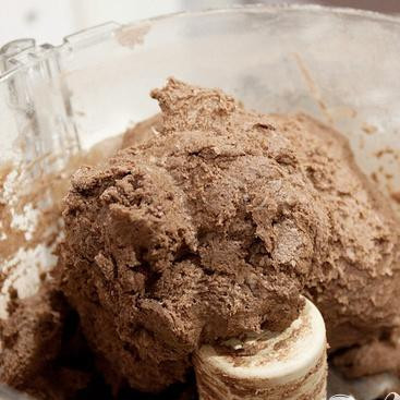 1. Этап. Шоколадные коржики с кремом и клубникой: 3. Добавить молоко, газированную воду и кофе, перемешать до однородности.