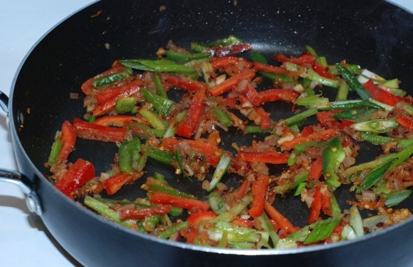 1. Этап. Острые макароны с курицей и овощами: 2. Порезаные овощи обжарьте на сковороде до светло коричневого цвета.