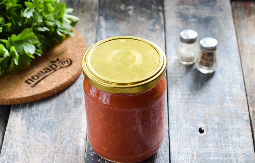 1. Этап. Кетчуп Краснодарский: Закатайте герметично банку с кетчупом, после поставьте дном вверх, укройте одеялом и оставьте на сутки. После перенесите в кладовку.