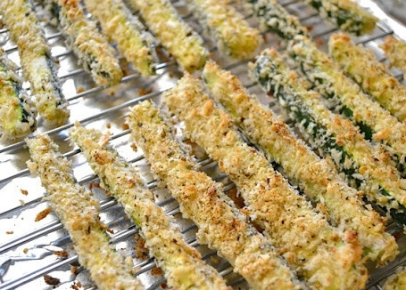 1. Этап. Цуккини фри: Как только кляр приобретет золотистый оттенок, а корочка станет хрустящей, достаем цуккини из духовки и остужаем на той же решетке.