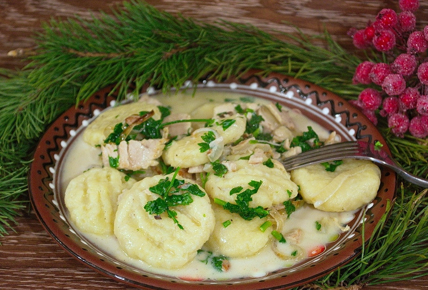 1. Этап. Ньокки с мясным соусом: 13. Подайте ньокки с мясным соусом к столу. Очень вкусно и оригинально. Попробуйте обязательно.