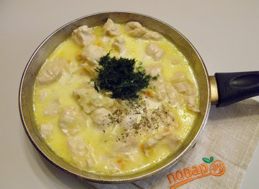 1. Этап. Куриная грудка в сливках: Влейте сливки, добавьте измельченный укроп, пропущенный через пресс чеснок, щепотку прованский трав. Перемешайте и протушите буквально пару минут.