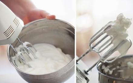 1. Этап. Торт Прага со сгущенкой: 2. Отдельно взбейте до мягких пиков белки. После всыпьте оставшийся сахар, продолжая взбивать.