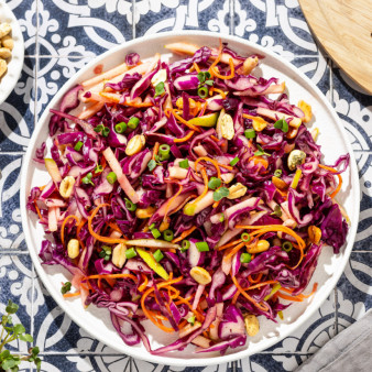 Салат из красной капусты с яблоками и арахисом