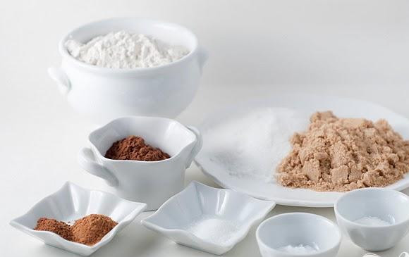 1. Этап. Банановые маффины с шоколадом: 2. Разогреть духовку до 175 градусов. Выстелить форму для маффинов бумажными вкладышами. В средней миске просеять вместе муку, соду, разрыхлитель и соль. В другой средней миске размять бананы вилкой до консистенции пюре. Вы также можете использовать для этого кухонный комбайн.