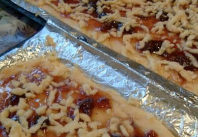 1. Этап. Печенье на кефире и маргарине: Затем достаем из морозильника тесто, трем на терке и посыпаем варенье. Разогреваем духовку до 180 градусов и отправляем туда выпекаться. Выпекаем до румянца. У меня получилось примерно 25-30 минут.