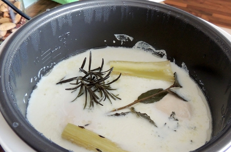 1. Этап. Курица в молоке в мультиварке: Включаем режим 