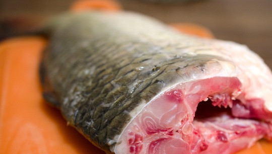 1. Этап. Рыба начиненная кашей: 2. Параллельно поставьте вариться кашу и при желании 2-3 яйца для начинки. А тем временем можно натереть смесью соли и перца рыбку со всех сторон.