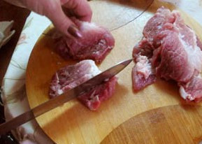 1. Этап. Мясо под шубой в духовке: Мясо порезать на порции.