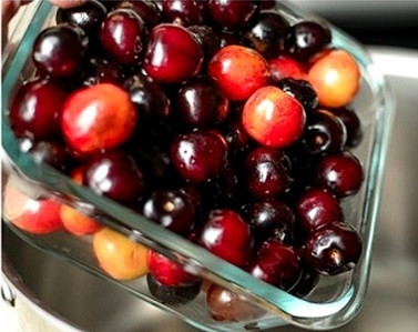 1. Этап. Компот из свежих фруктов: 1. Для цвета очень рекомендую добавить вишню или черешню. Вымойте ягоды, обсушите и выложите в большую кастрюлю. Косточки доставать не нужно.