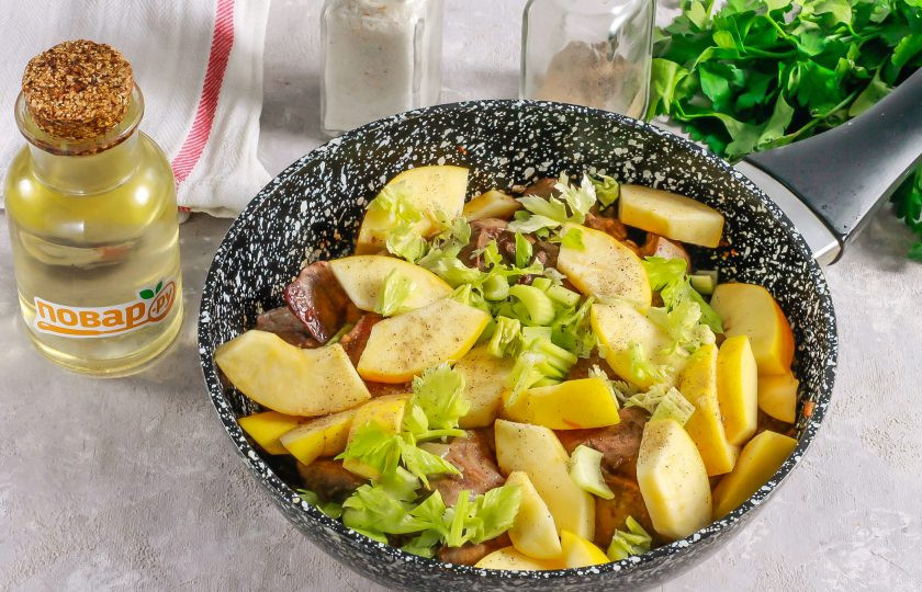 1. Этап. Куриная печень с сельдереем, яблоком и луком: Сразу же посолите и поперчите. Накройте крышкой и томите на умеренном нагреве 3-5 минут.