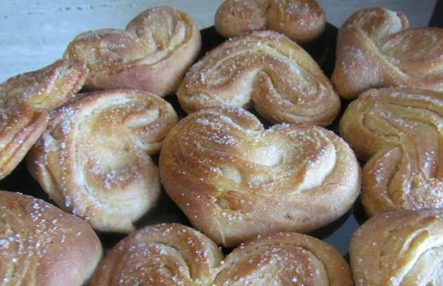 1. Этап. Булочки-сердечки с сахаром: Как только булочки будут готовы, достаньте их из духовки. Можно остудить их, накрыв мокрым (но обязательно хорошо отжатым) полотенцем. Это позволит готовой выпечки дольше оставаться мягкой.