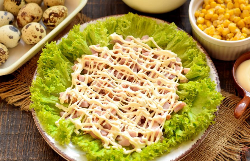 1. Этап. Салат Богатый маркиз: Сверху сделайте густую сетку из майонеза.