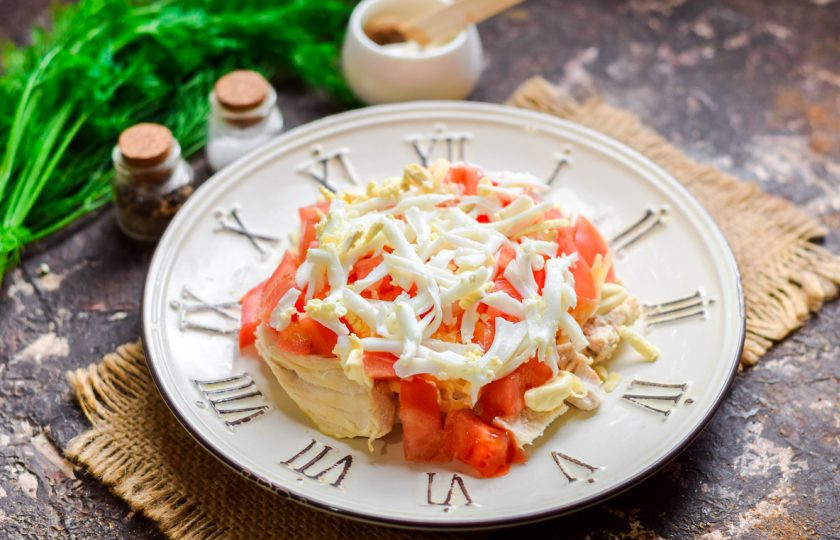 1. Этап. Салат с киви: Куриное яйцо отварите вкрутую, почистите и натрите на средней терке. Посыпьте яйцом слой томатов.