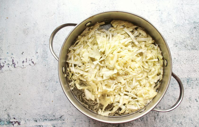 1. Этап. Щи старорусские: Бульон доведите до кипения на среднем огне, посолите. Капусту тонко нашинкуйте и выложите в кастрюлю с бульоном, варите в течение 10 минут.