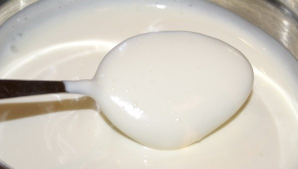 1. Этап. Рождественский торт с черносливом: 10. Сметану вливаю в миску, добавляю 160 грамм сахарного песка и миксером перемешиваю до растворения сахарных крупинок.